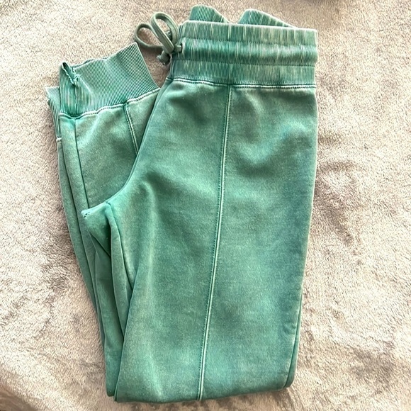 RVCA Distressed Green Jogger Sweatpants with pockets! 🛍️💕 - Picture 10 of 15